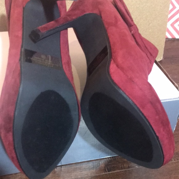 Weeboo women’s red suede bootie with two bows on each bootie (size 10). - Picture 4 of 5